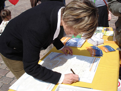 Die sächsische Staatsministerin für Wissenschaft und Kunst, Barbara Ludwig unterstützt die Aktion mit ihrer Unterschrift auf dem Unterschriftenpuzzle.