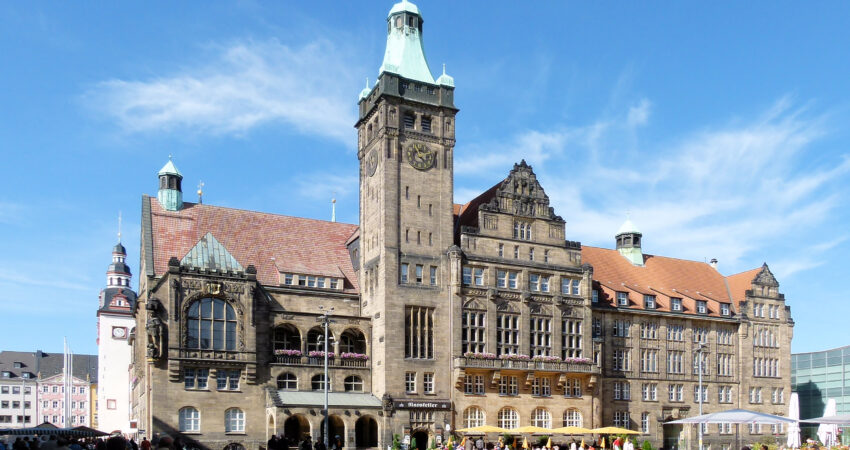 „Sachsen, Chemnitz, Neues Rathaus, Einweihung 1911, Foto vom 06.09.2011“ von Rolf 41 - Eigenes Werk. Lizenziert unter CC BY-SA 3.0 über Wikimedia Commons