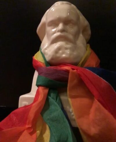Karl-Marx-Büste mit Regenbogen-Schal