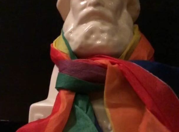 Karl-Marx-Büste mit Regenbogen-Schal