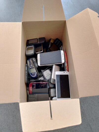 Viele Handys in einem Pappkarton