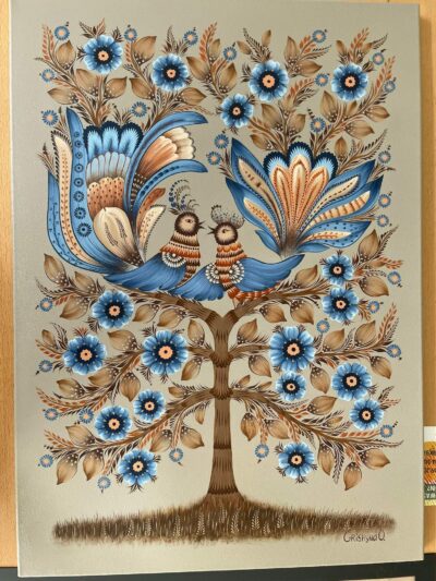 Das Bild zeigt zwei blaue Vögel die auf einem Baum sitzen