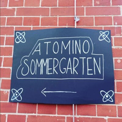 Ein Schild, auf dem "Atomino Sommergarten" steht