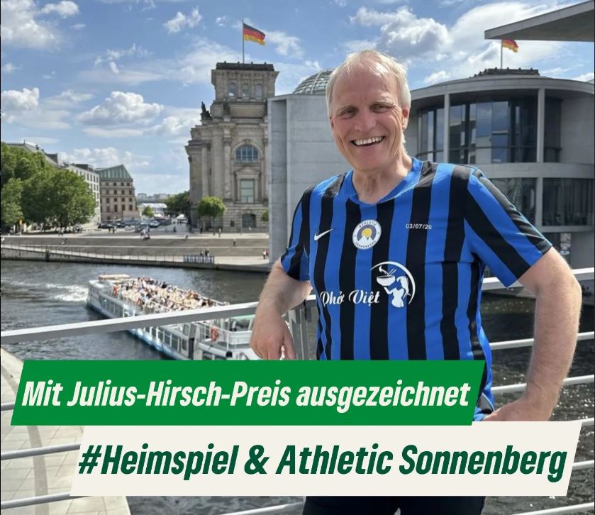 Ein Mann im Trikot von Athletic Sonnenberg vor dem Deutschen Bundestag