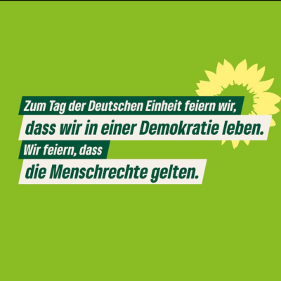 Text vor grünem Hintergrund: "Zum Tag der Deutschen Einheit feiern wir, dass wir in einer Demokratie leben. Wir feiern, dass die Menschenrechte gelten."