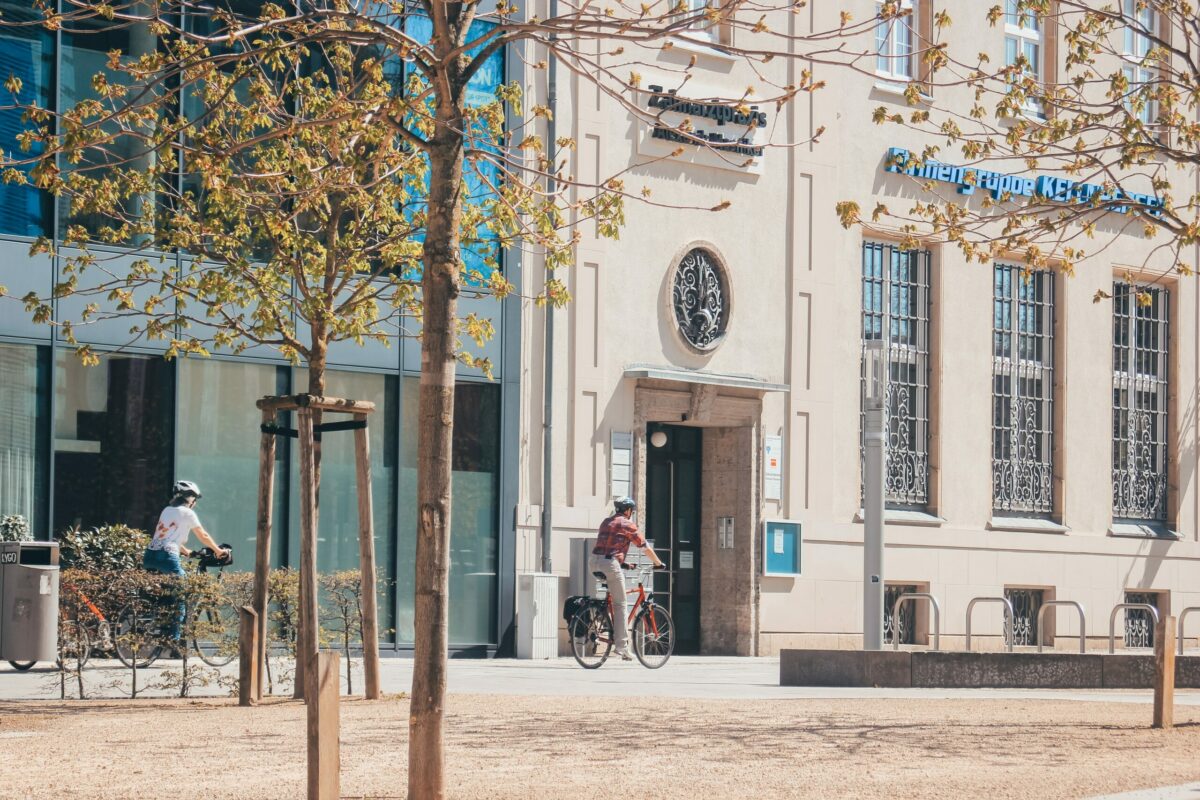 Ein Foto der Chemnitzer Innenstadt, man sieht zwei Personen, die Rad fahren.